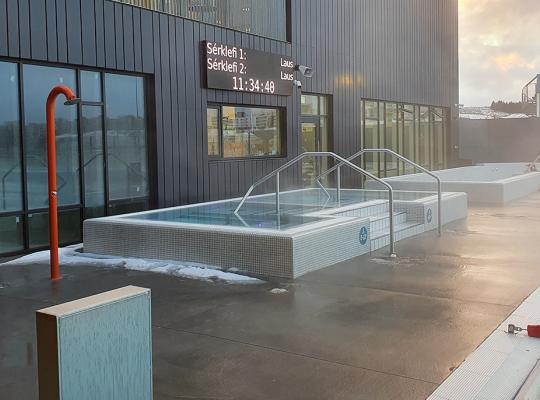 Hot tubs and outdoor shower by Dalslaug.