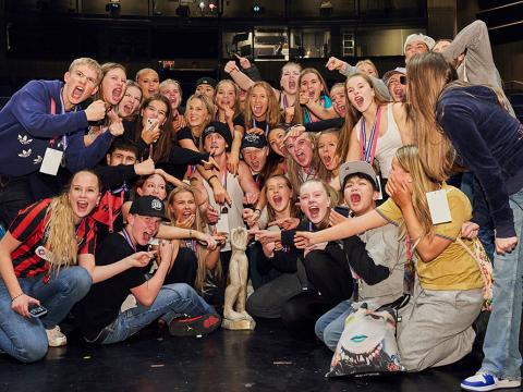Sigurvegarar Skrekks 2022 fagna á sviðinu.