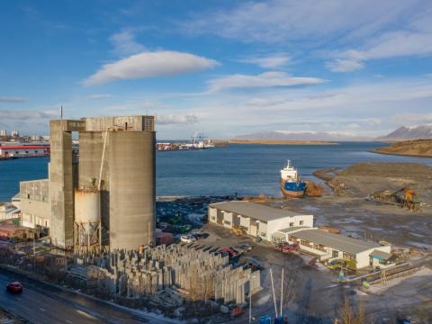 Síló við Sævarhöfða með Sundahöfn og sundin blá í bakgrunni.