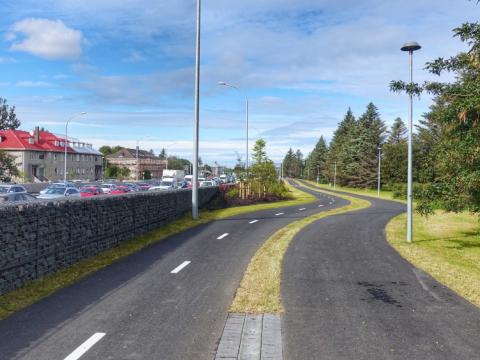 Horft í vestur eftir hjóla- og göngustígum á milli Klambratúns og Miklubrautar.
