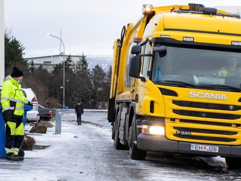 Sorphirðubíll og starfsmaður sorphirðu