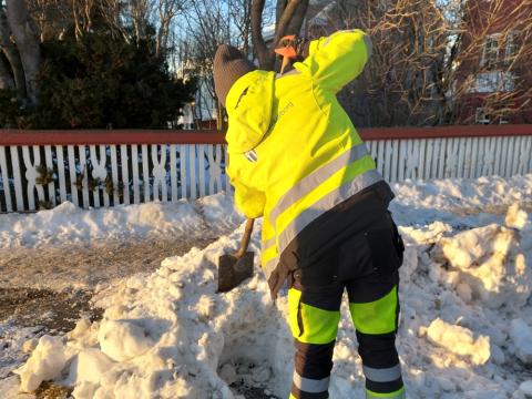 Breaking ice around a drain