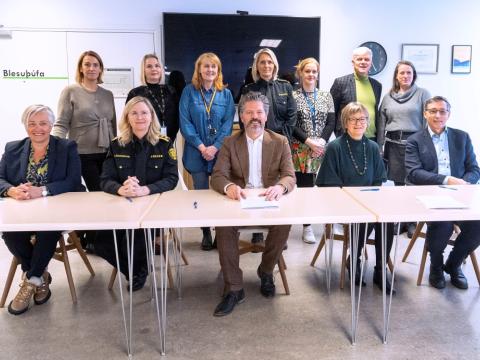 Sigríður Kristinsdóttir sýslumaður á höfuðborgarsvæðinu, Halla Bergþóra Björnsdóttir lögreglustjóri á höfuðborgarsvæðinu, Dagur B. Eggertsson borgarstjóri, Guðrún Hrefna Guðmundsdóttir skólameistari FB og Óskar Reykdalsson forstjóri heilsugæslu höfuðborgarsvæðisins við undirritunina.