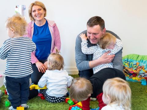 Halyna Halapats og Andrii Khomenskyi, dagforeldrar í Breiðholti. Hér í aðstöðu sinni í gamla gæsluvallarhúsinu við Arnarbakka, með þeim börn í gæslu. Eitt er að knúsa Andrii.