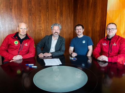 Oddur Valur Þórarinsson, sveitarforingi Hjáparsveitar skáta í Reykjavík, Dagur B. Eggertsson borgarstjóri, Adam Benedikt Burgess Finnsson frá björgunarsveitinni Kili og Valdimar Hannes Hannesson, varaformaður bjögunarsveitarinnar Ársæls. Sitja við borð að skrifa undir styrktarsamning.