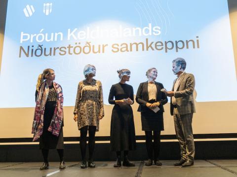 fólk á verðlaunaafhendingu