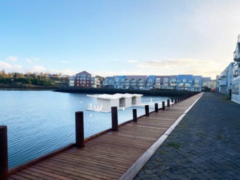 Grafísk mynd af Bryggjuhverfinu í Grafarvogi og sviðsmynd yfir hvernig fljótandi gufubað þar gæti litið út