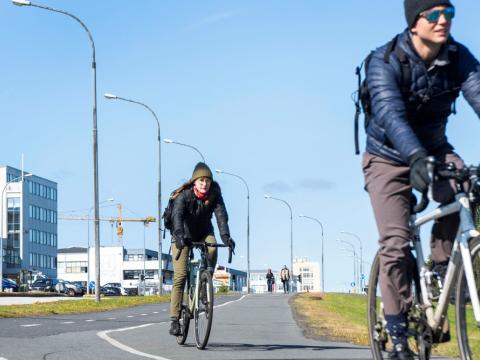 Hjólreiðafólk á hjólastíg ofarlega á Laugavegi.