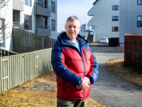 Þórhallur Aðalsteinsson, fulltrúi í íbúaráði Vesturbæjar. Stendur við "jólatrésblokkirnar", í úlpu. Gott veður.