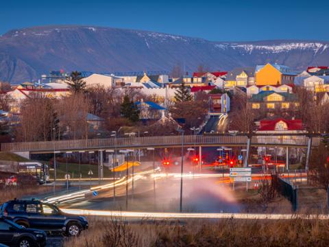 Yfirlitsmynd af Reykjavík og Esjunni.
