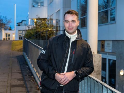 Tómas Örn Guðlaugsson, meðlimur í íbúaráði Grafarvogs. Portrettmynd utandyra.