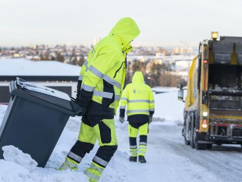 Starfsfólk sorphirðu að störfum um vetur