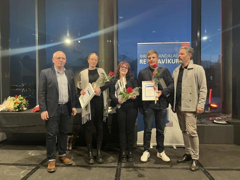 Frá vinstri: Ingvar Sverrisson, formaður ÍBR, Andrea Kolbeinsdóttir, íþróttakona Reykjavíkur, Ísold Klara Felixdóttir, íþróttakvár Reykjavíkur, Haraldur Franklín Magnús, íþróttakarl Reykjavíkur og Dagur B. Eggertsson borgarstjóri. Hópmynd í Tjarnarsal Ráðhúss þegar verðlaunin voru afhent.