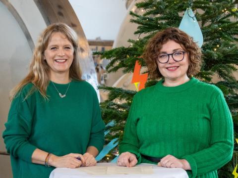 Eva Bergþóra Guðbergsdóttir samskiptastjóri Reykjavíkurborgar og Sólrún Kristjánsdóttir framkvæmdastýra Veitna, undirrita samstarfssamning í gömlu rafstöðinni í Elliðaárdal.