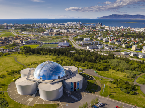 Perlan. Tré, hús, fjöll og snjór.