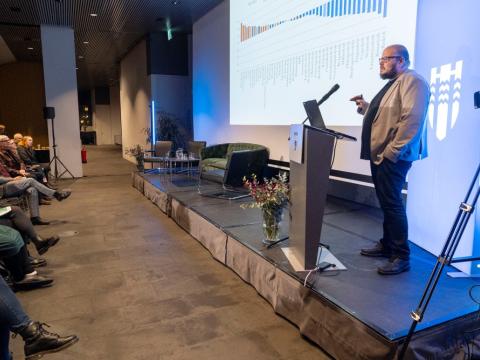 Kolbeinn H. Stefánsson, dósent á Félagsráðgjafardeild Háskóla Íslands, í pontu í Tjarnarsal að tala um ójöfnuð í Reykjavík.