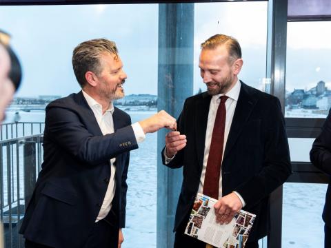 Dagur B. Eggertsson afhendir Einari Þorsteinssyni lyklana að borgarstjóraskrifstofunni.