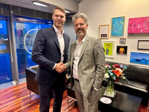 Dagur B. Eggertsson og Jón Arnór Stefánsson takast í hendur á skrifstofu borgarstjóra