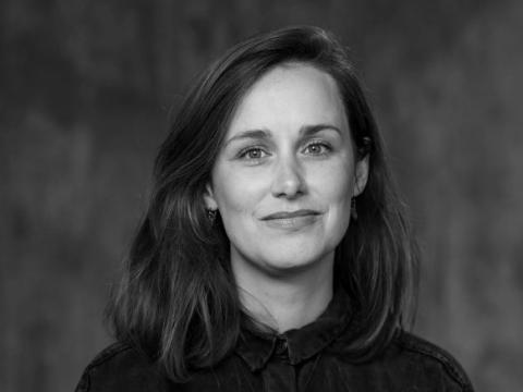 Becky E. Forsythe listakona svarthvítt portrett