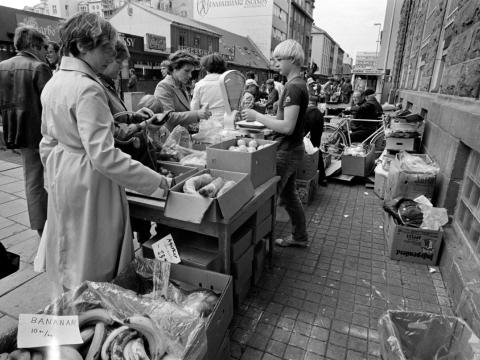 Valdís Óskarsdóttir: Útimarkaður í júní 1981