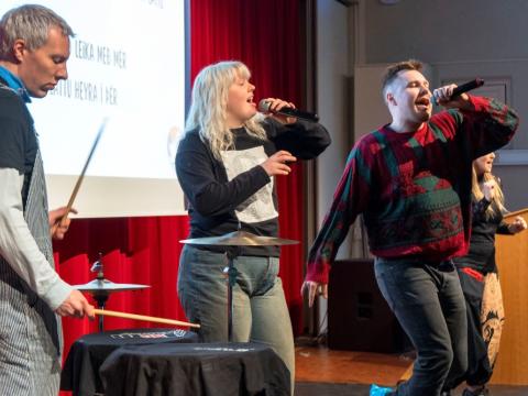 Celebs flytja lag Barnamenningarhátíðar 2024 í Hlíðaskóla