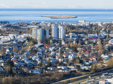 Loftmynd af húsum og sjó í og við Reykjavík.