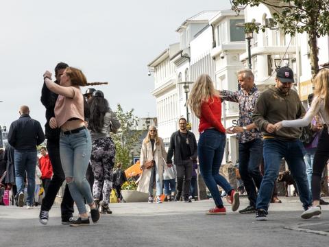 Fólk að dansa í Bankastræti 
