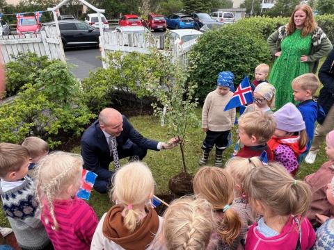 Forsetinn Íslands í heimsókn í Brekkuborg