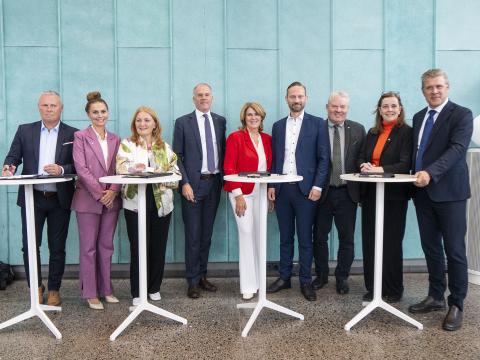 The Prime Minister, Minister of Finance and Economic Affairs, Minister of Infrastructure, Mayor, and mayors of municipalities in the capital area participated in signing the Transportation Charter at a press conference.