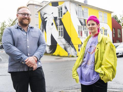 Adam Flint Taylor, fagstjóri grafískrar hönnunar og Natka Klimowicz myndlistarkona standa fyrir framan hús Andrýmis, sem skartar vegglistaverki