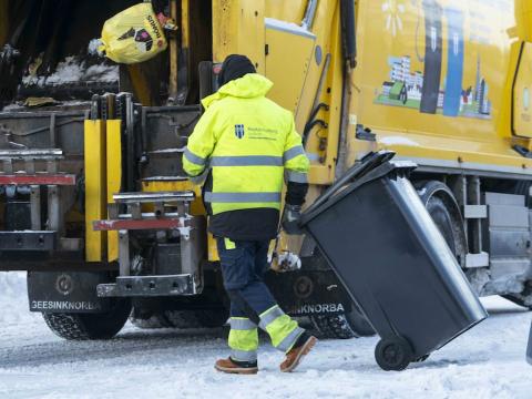 Sorpbíll, starfsmaður með tunnu. Snjór á jörð.