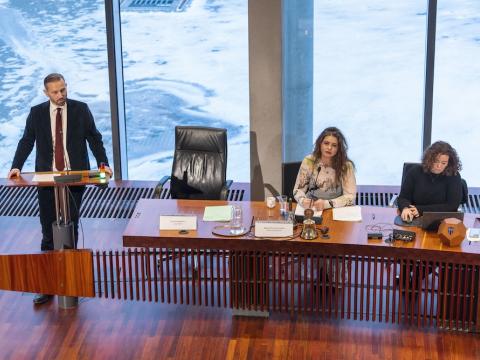 Einar Þorsteinsson borgarstjóri í pontu í borgarstjórnarsal og sitjandi við borð eru Magnea Gná og Helga Laxdal