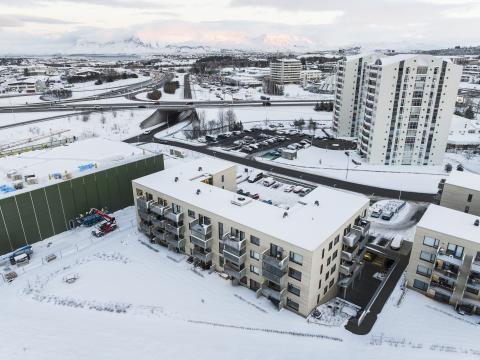 Álfabakki 2a, loftmynd sem sýnir skemmu sem þótti byggð of nálægt íbúðablokk.