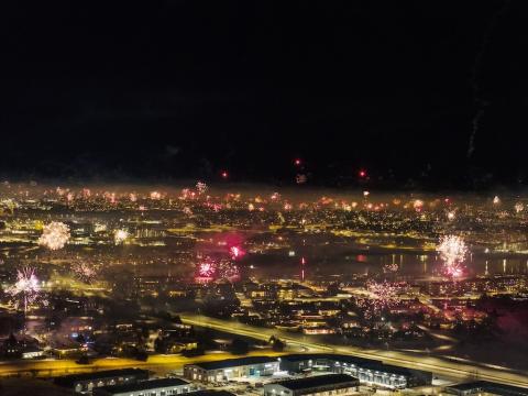 Loftmynd af flugeldum í borginni.
