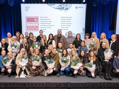 Photo of recipients accepting recognition from Sameyki for their high scores in the Institution of the Year survey.