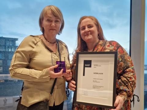Jóhanna Guðrún Árnadóttir og Helga Maureen Gylfadóttir, starfsmenn Borgarsögusafns með verðlaunin
