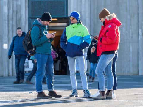 Fólk í símanum fyrir framan Hallgrímskirkju