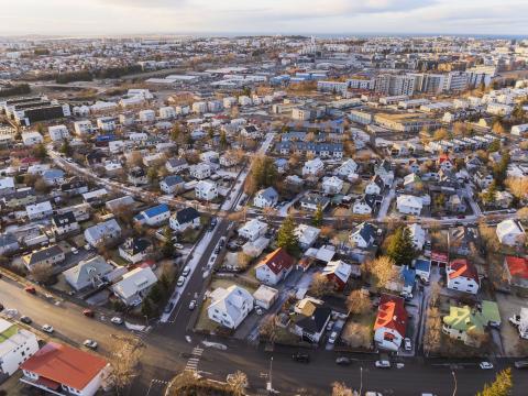 Loftmynd yfir borgina, Nökkvavogur og nærliggjandi götur í forgrunni.