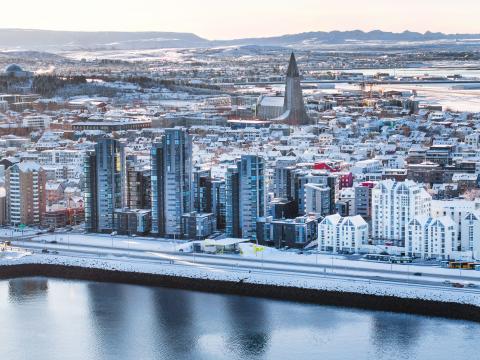 Loftmynd af Reykjavík að vetri til. Þunnt snjólag yfir öllu. Skúlagata í forgrunni.