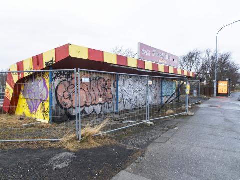 Sunnutorg, girðing fyrir framan, graffiti á sjálfu húsinu