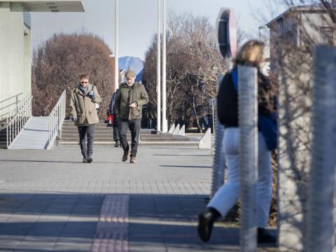 Fólk á gangi um háskólasvæðið.