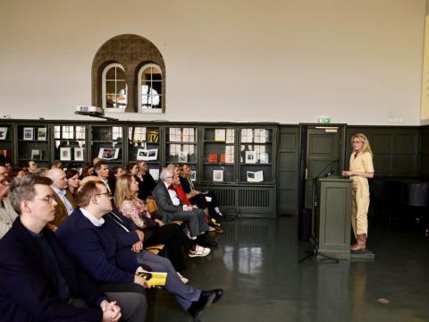 Heiða Björg borgarstjóri flytur ræðu fyrir hóp fólks í Safnahúsinu