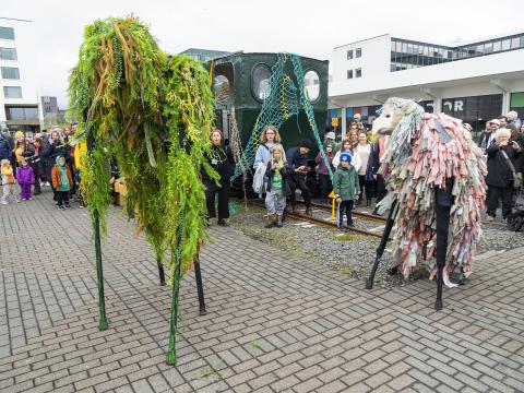 Tvö "skrímsli" á Listahátíð, mynd tekin við lestina á Miðbakka. Fólk að fylgjast með.