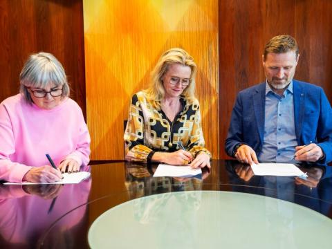 Photo of officials present at the signing of the new agreement with independent schools