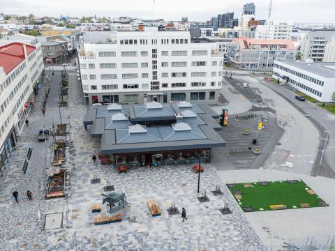 Á Hlemmi er búið að koma upp tímabundnum leikvelli og dvalarsvæði verða aukin með skemmtilegum götugögnum.