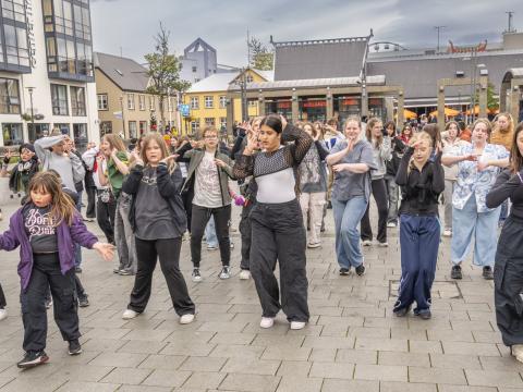 Ungmenni dansa á Ingólfstorgi á Menningarnótt