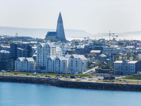 Loftmynd af Sæbraut og Hallgrímskirkju, séð frá hafi. Mistur í lofti.