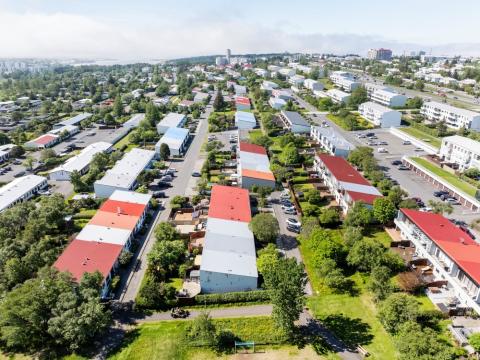 Loftmynd yfir Fossvog í Reykjavík - hús og gróður