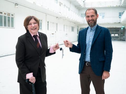 Ólöf Kristín Sigurðardóttir afhendir Markúsi Þór Andréssyni lyklana að Listasafni Reykjavíkur við formleg safnstjóraskipti þeirra.