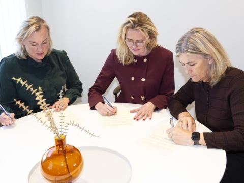 Justice minister, mayor and industry minister sign the agreement